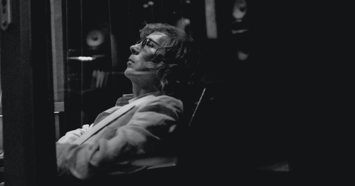 Beck canta sobre desapego no novo single “Disappearing Act”